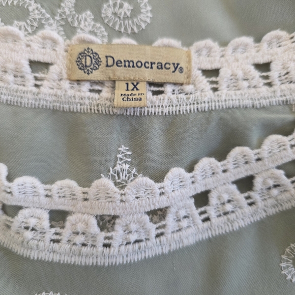 Democracy Sage Green Embroidered Peasant Top White Lace Boho Blouse - 1X EUC - Picture 11 of 12